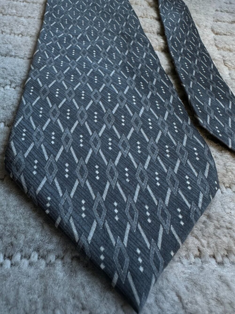 Geoffrey Beene Men’s Gray Geometric Pattern 100% Silk Tie Made in Korea